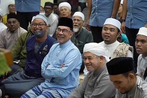 KUNJUNGI MASJID: Datuk Seri Anwar Ibrahim menyertai jemaah di sebuah masjid di Sungai Long di Kajang untuk meraikan jemaah qariah, mendirikan solat hajat dan membaca surah Yassin. - Foto FACEBOOK ANWAR IBRAHIM
