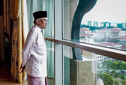 TOLAK: Datuk Anwar menolak daripada menggunakan kereta jenis Mercedes S600 yang dibeli dan diperoleh Jabatan Perdana Menteri sebelum beliau memasuki pejabat. - Foto TWITTER ANWAR IBRAHIM