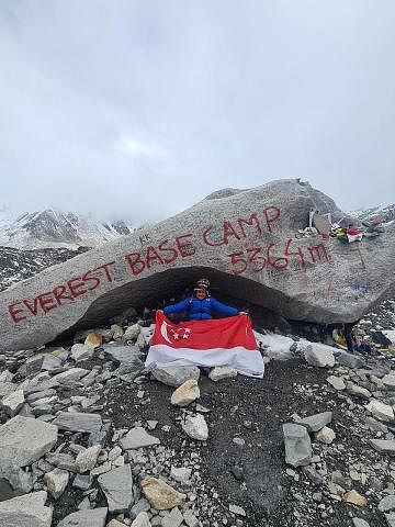 REKOD BARU: Om Madan Garg, enam tahun adalah warga Singapura termuda yang menamatkan trek Everest Base Camp. - Foto THE BRAVE TOURIST