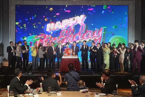 SAMBUT ULANG TAHUN: Timbalan Perdana Menteri Encik Lawrence Wong (tengah, berpakaian baju biru dengan jaket hitam) bersama Presiden persatuan kaum Cina Wui Chiu Fui Kun Singapura, Cik Terene Seow (sebelah kanan Encik Wong) menyambut ulang tahun ke-20