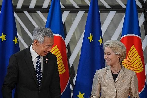 MENGERATKAN HUBUNGAN: Perdana Menteri, Encik Lee Hsien Loong (kiri), dan Presiden Suruhanjaya Eropah, Cik Ursula von der Leyen, bertemu semasa Sidang Puncak Peringatan Asean-EU di Brussels kelmarin. - Foto-foto BH oleh MARK CHEONG