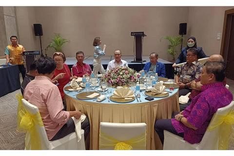 PERTEMUAN MUHIBAH: Ketua Menteri Sabah, Datuk Seri Hajiji Noor (duduk, tengah), bersama para pemimpin Pakatan Harapan Sabah yang lain dalam satu majlis makan malam kelmarin. – Foto HAJIJI NOOR / FACEBOOK