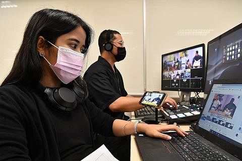 KEMAHIRAN BARU: (Dari kiri) Wartawan BH, Cik Ervina Mohd Jamil dan Encik Fakhruradzi Ismail mengendalikan peralatan bagi anjuran sesi FB Live. Selain kemahiran membuat liputan, wartawan BH kini juga perlu mahir menggunakan peralatan digital. - Foto f