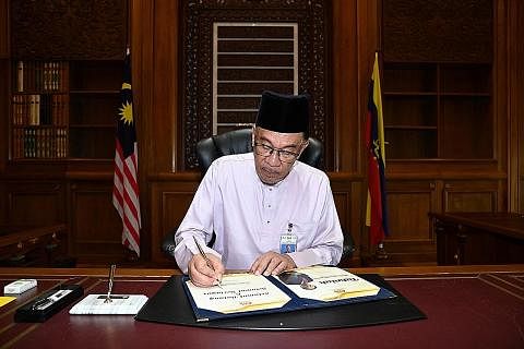 PERANGI RASUAH: Pengamat mendapati usaha Datuk Seri Anwar Ibrahim memerangi rasuah adalah memberangsangkan, dan sejajar dengan perjuangannya selama ini dan juga kempen pilihan rayanya yang lalu. - Foto REUTERS