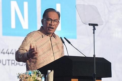 PERLU KESUNGGUHAN POLITIK: Datuk Seri Anwar Ibrahim melancar konsep Malaysia Madani kelmarin. Beliau, antara lain, berkata langkah memerangi rasuah mesti mencakup pendekatan menyeluruh undang-undang dan kesedaran masyarakat beserta kesungguhan politi