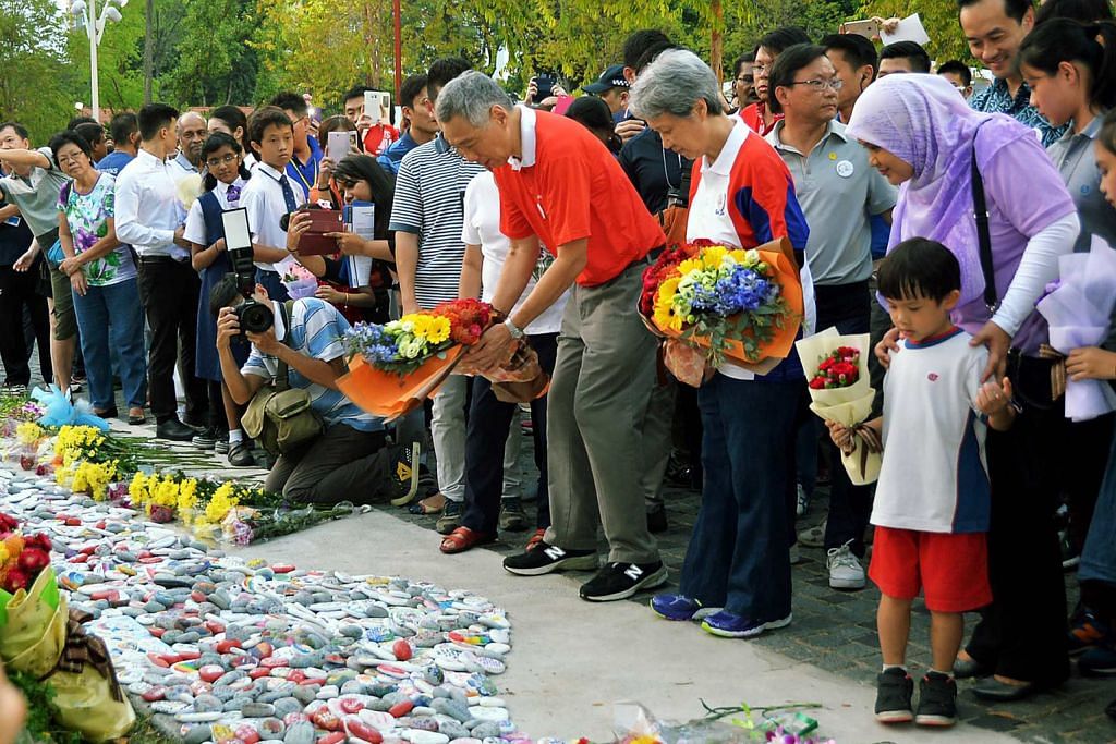 3,000 guna cap jari lambang ikrar teguh kepada Singapura