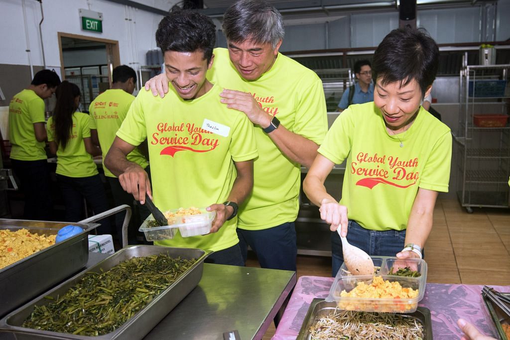 20 belia sertai menteri sedia makanan untuk yang memerlukan HARI PERKHIDMATAN BELIA GLOBAL 2016