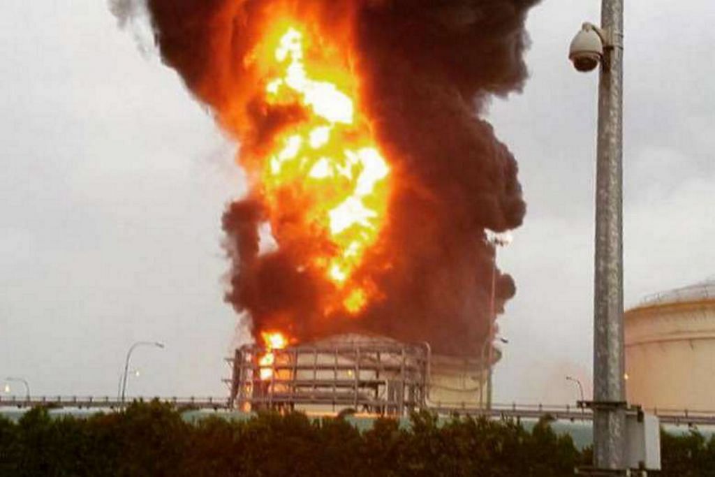 Tangki minyak terbakar di Pulau Jurong