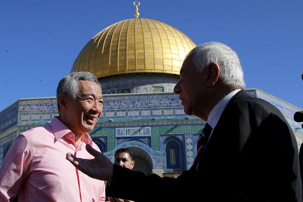 LAWATAN PERDANA MENTERI KE TIMUR TENGAH PM Lee dirai dalam kunjungan di Palestin