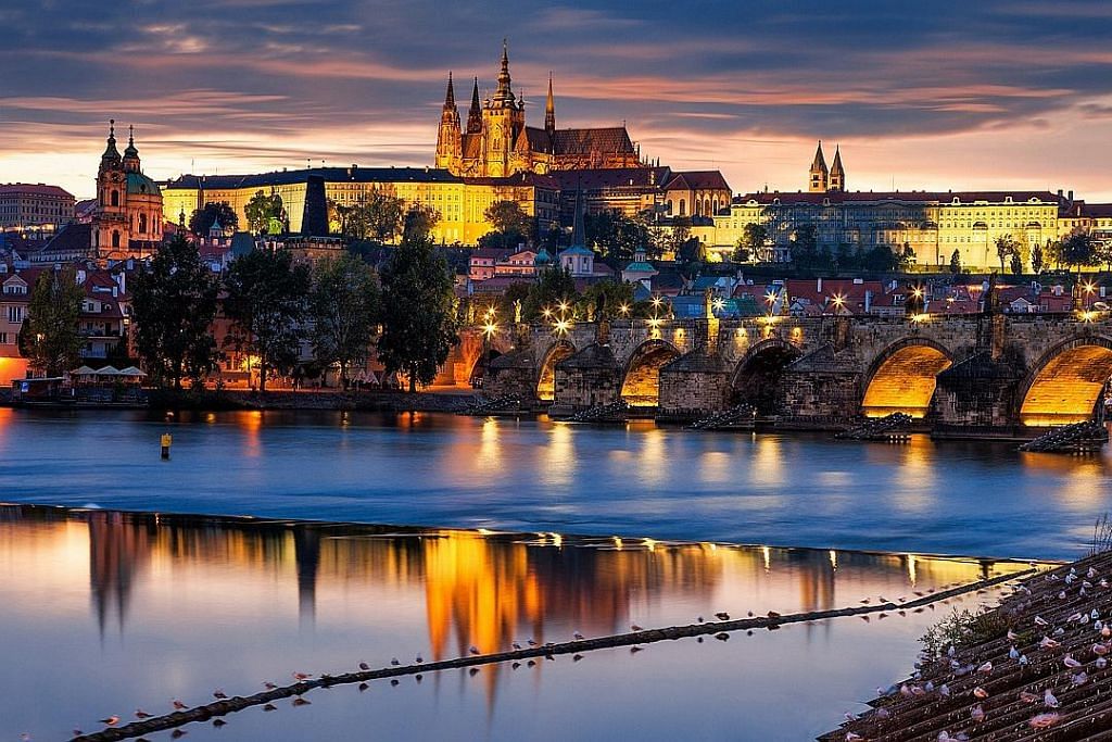 Pesona Prague terletak pada istana dan muzium peliknya