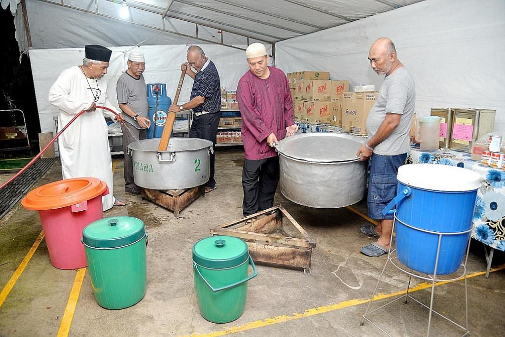 Bekas penduduk kampung gotong-royong bagi Ramadan di Masjid Pertempatan Melayu Sembawang