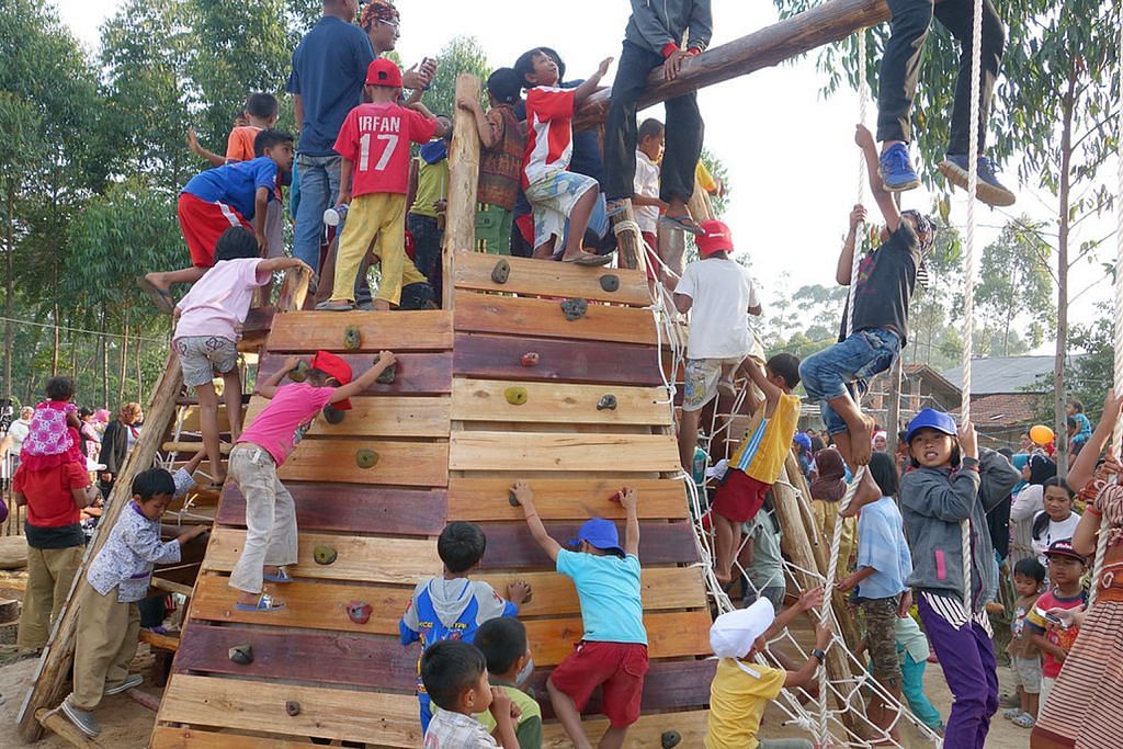Gembira lihat anak desa Indonesia ada ruang belajar sambil bermain