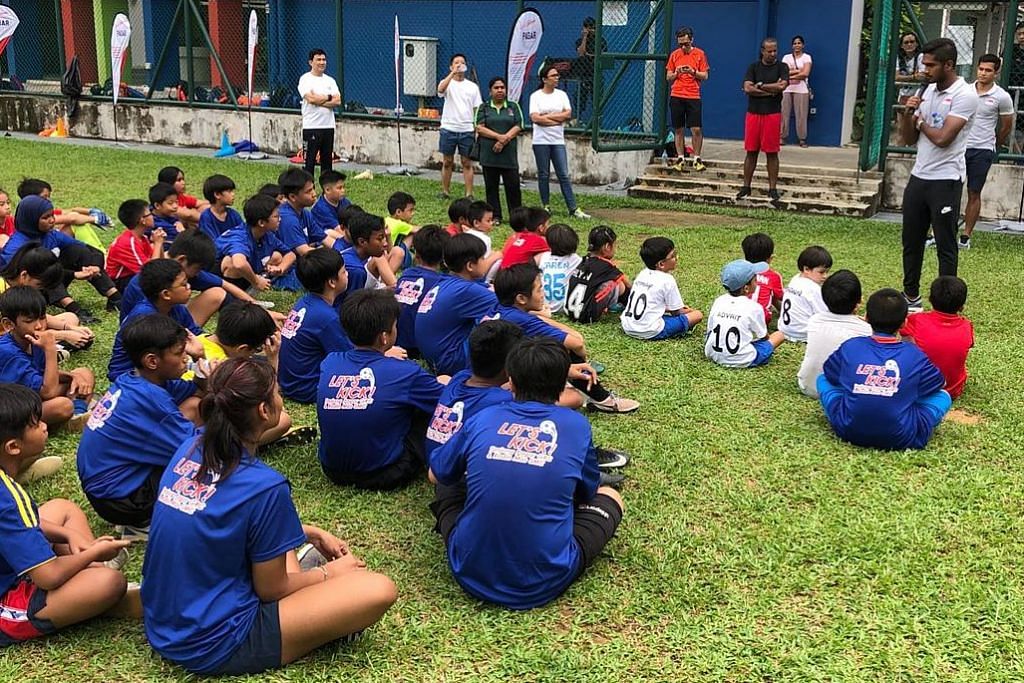 Pelajar dapat bimbingan daripada pemain bola sepak negara