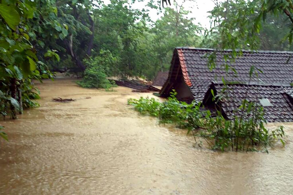 Usaha menyelamat diterus bagi mangsa tanah runtuh, banjir di Jawa
