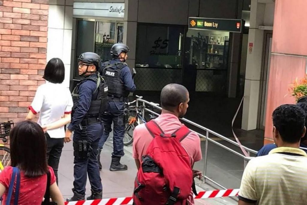 Man threatens to blow up pawnshop after failed robbery attempt outside Boon Lay MRT station