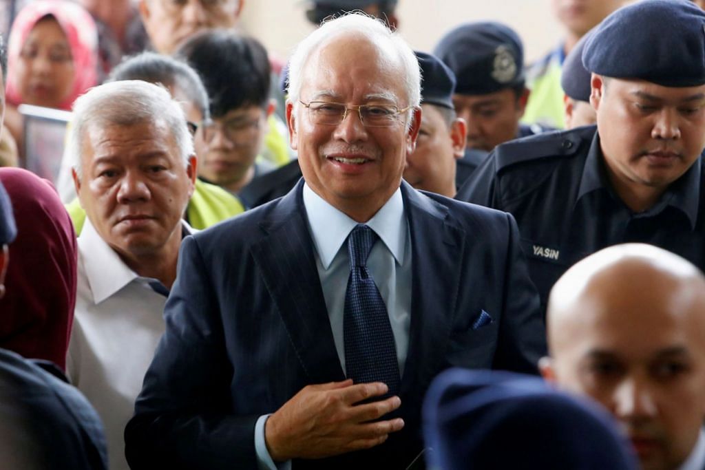 War of words erupt between Najib's lawyers and prosecution team