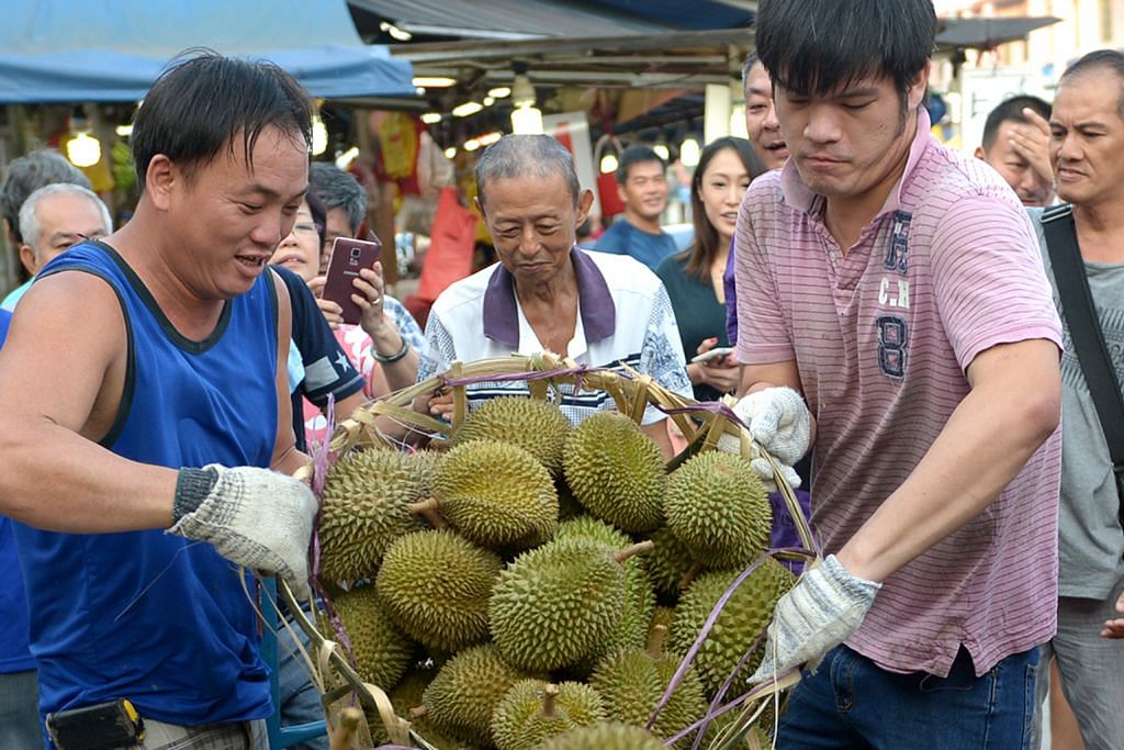 Harga durian premium jatuh hingga 50%