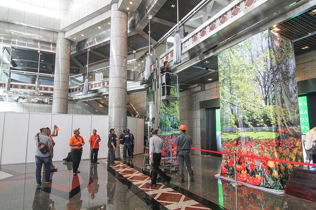 Laluan runtuh: Menara bangunan bursa saham Indonesia dibuka semula