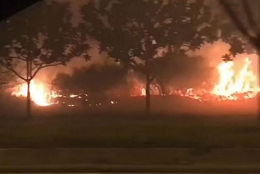 Padang terbakar di Pulau Jurong