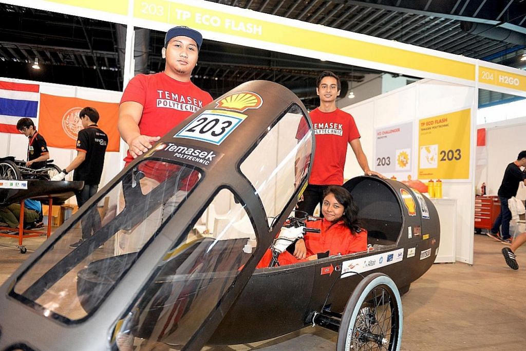 Pemandu kecil molek gagahi lumba maraton kereta futuristik