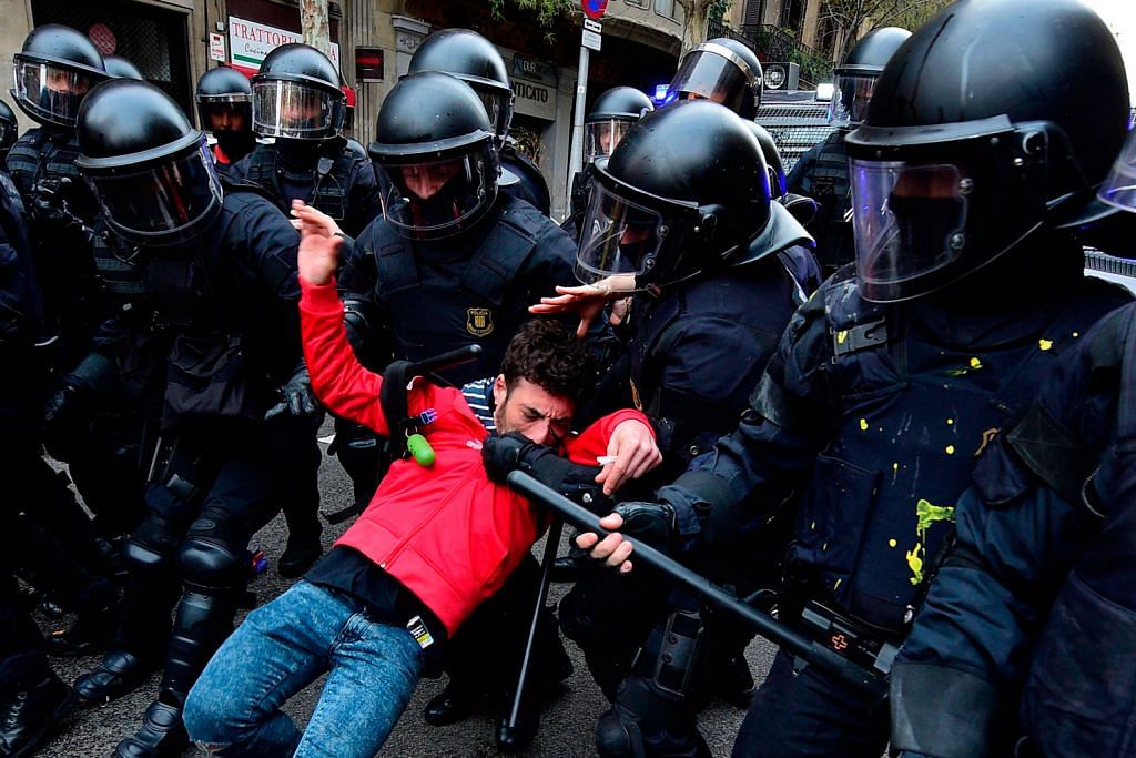 Lebih 70 cedera dalam bantahan di Catalonia