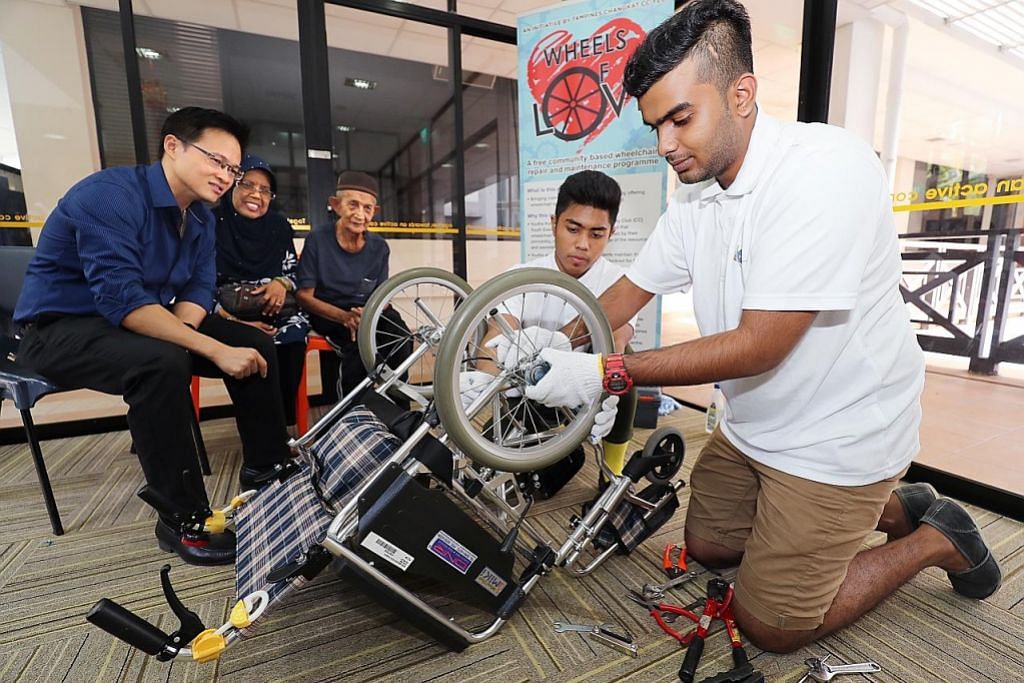 Belia bantu baiki kerusi roda di Tampines Changkat