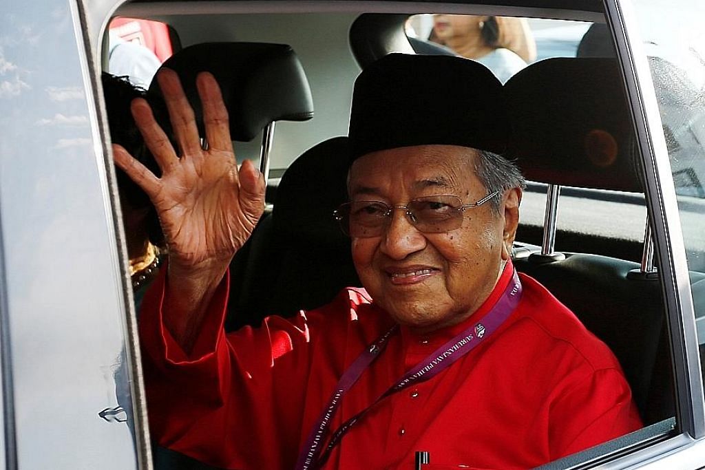 Najib bidas cara Mahathir raih sokongan pemandu teksi