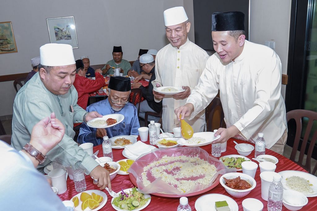 Usaha pererat hubungan asatizah dengan akar umbi Woodlands menerusi iftar