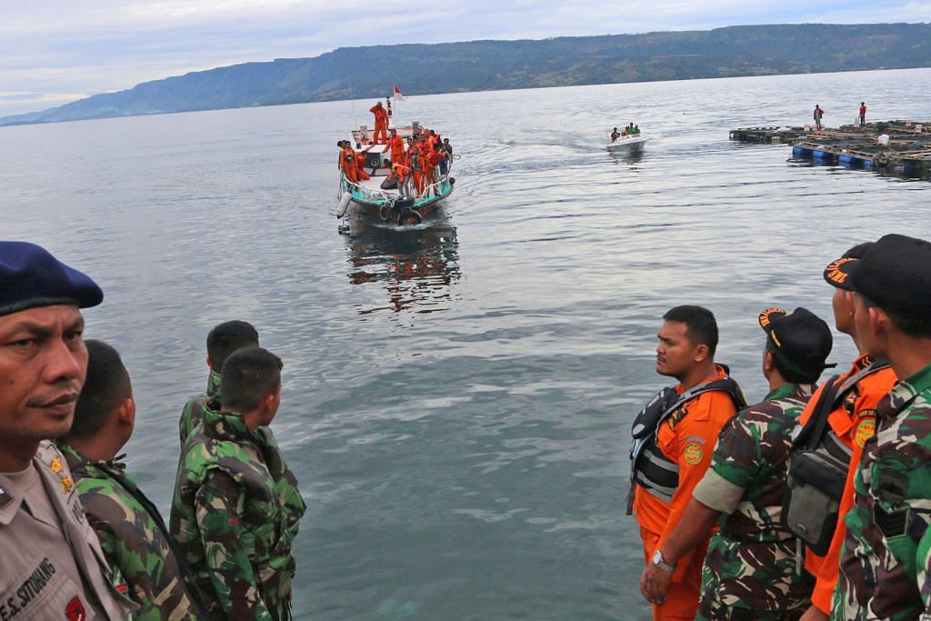 Feri karam di Danau Toba: 180 penumpang masih hilang