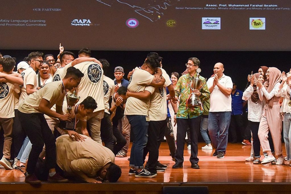 PERTANDINGAN DIKIR BARAT PIALA SUARA SERUMPUN Kumpulan wanita dan lelaki Politeknik Temasuk muncul juara