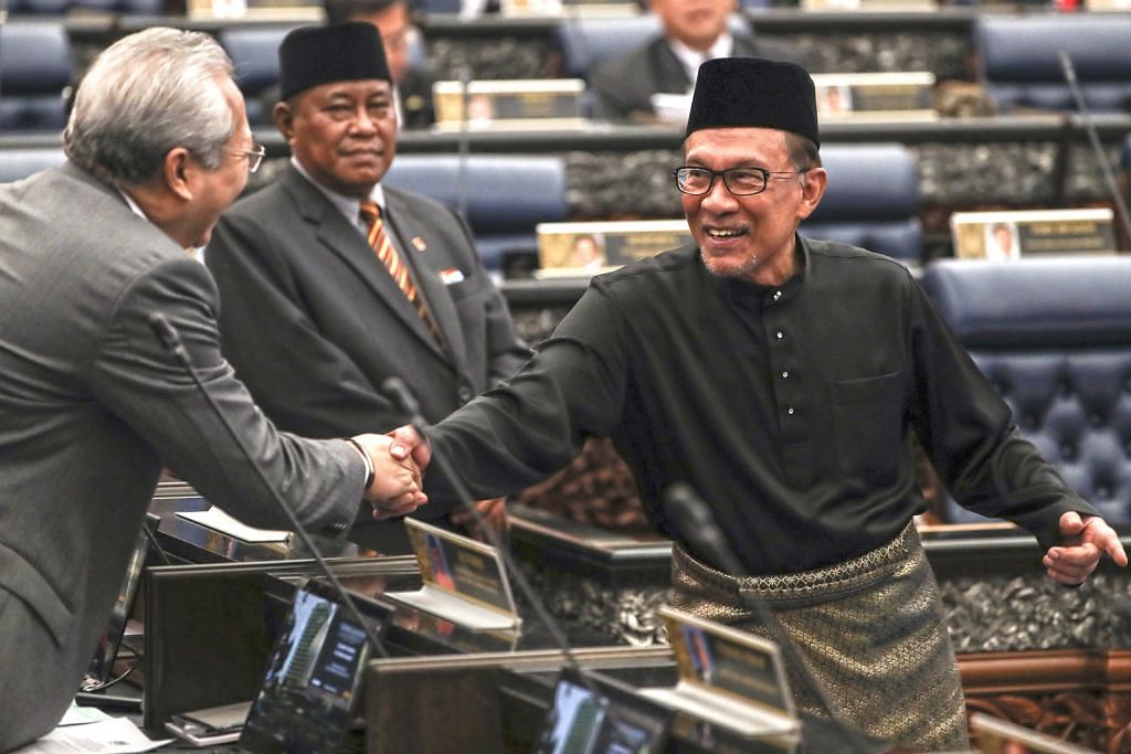 Ambil alih sebagai PM M'sia: Langkah berhati-hati Anwar difahami