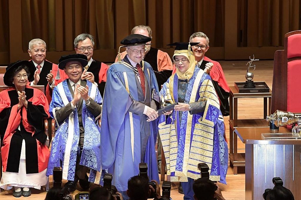 Mahathir terima Ijazah Kehormat Doktor Undang-Undang NUS