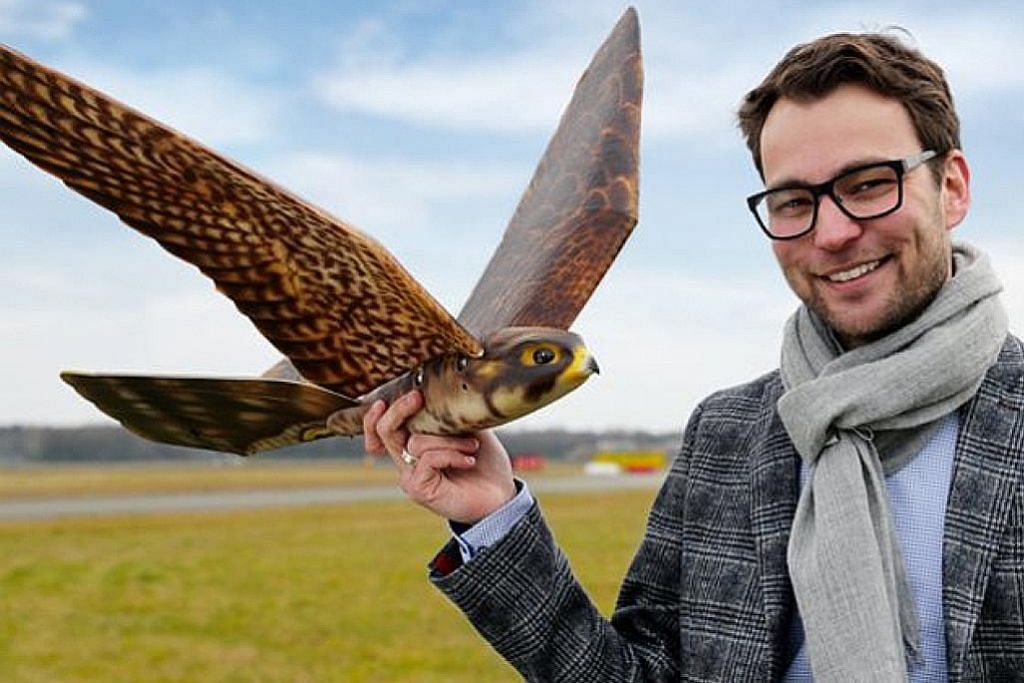 PENERBANGAN Dron 'falcon' berjaya halau burung dari ruang udara dekat lapangan terbang