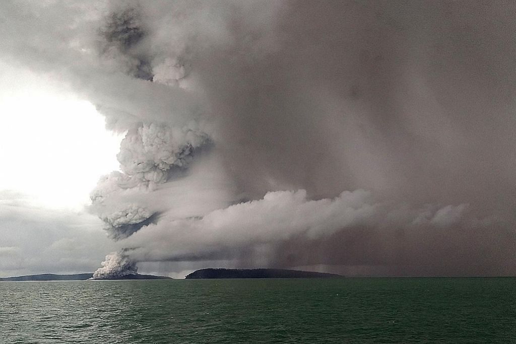 Anak Krakatau mula keluar asap hitam, awan panas