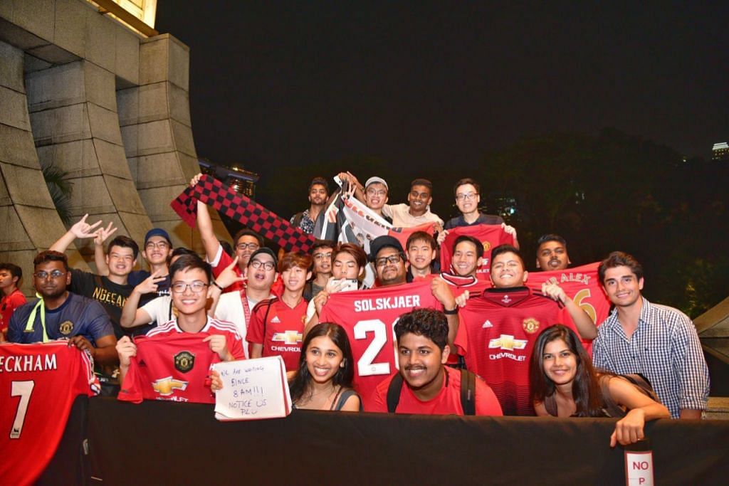Fans swarm Marina Bay hotel as Manchester United roll in for ICC