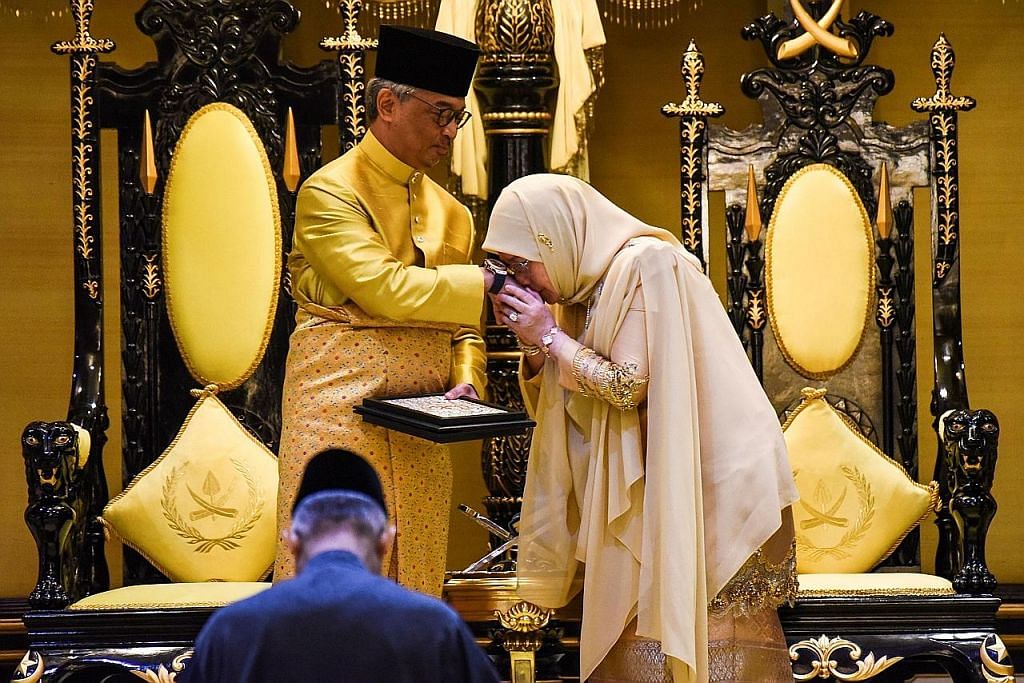 Sultan Abdullah ditabal sebagai Sultan Pahang keenam