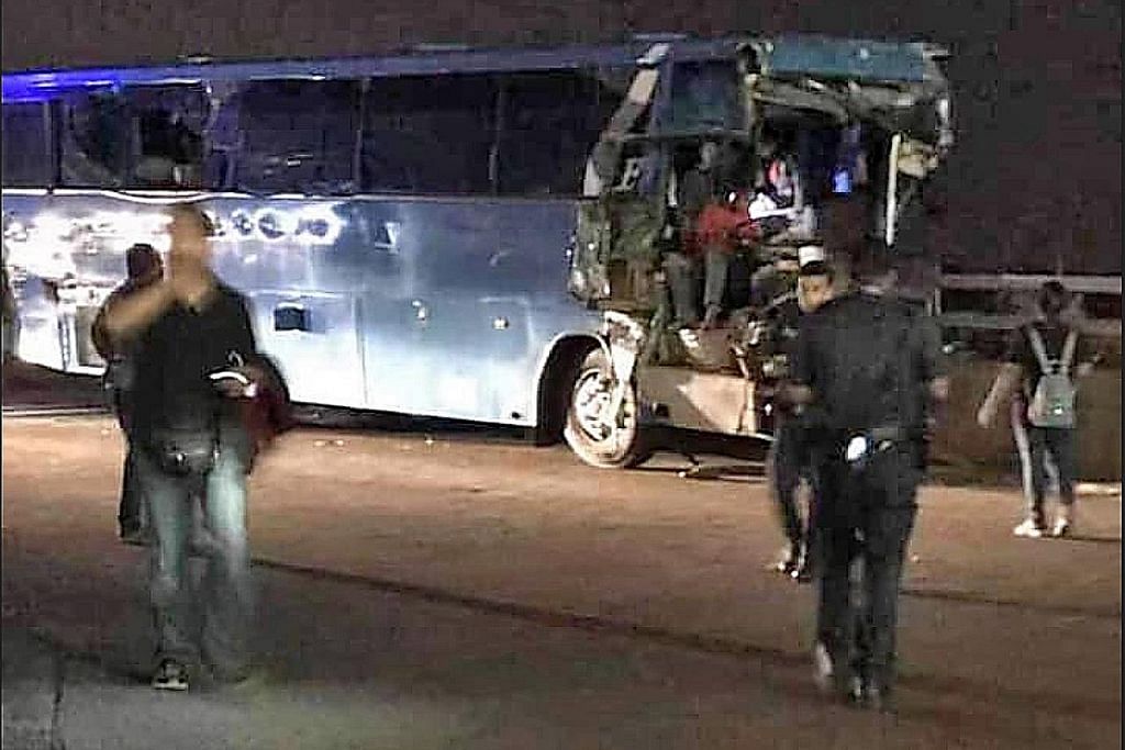 Seorang terbunuh, 16 cedera dalam kemalangan bas di Pusat Pemeriksaan Tuas