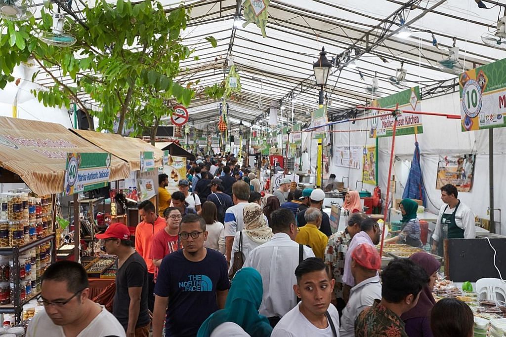 Meriah bazar Hari Raya