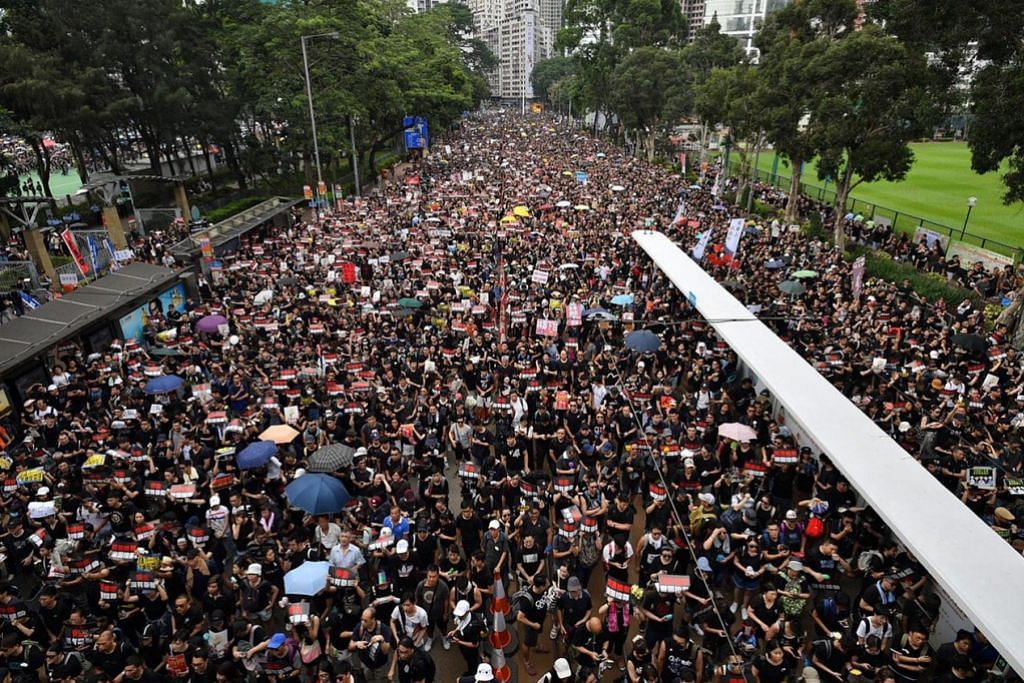 Rakyat HK desak pemimpin letak jawatan