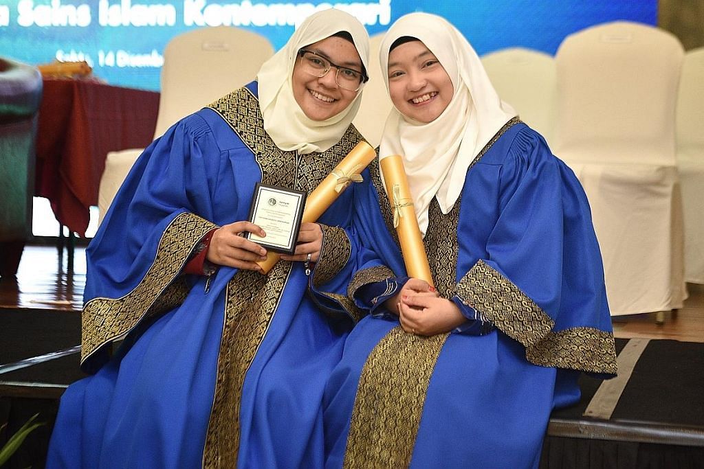 Adik-beradik saling bersaing untuk genggam diploma syariah