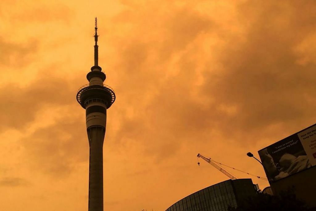 New Zealanders call emergency services over 'scary' skies due to Aussie fires