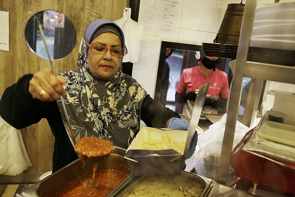 Sijil halal buka peluang kerja di restoran