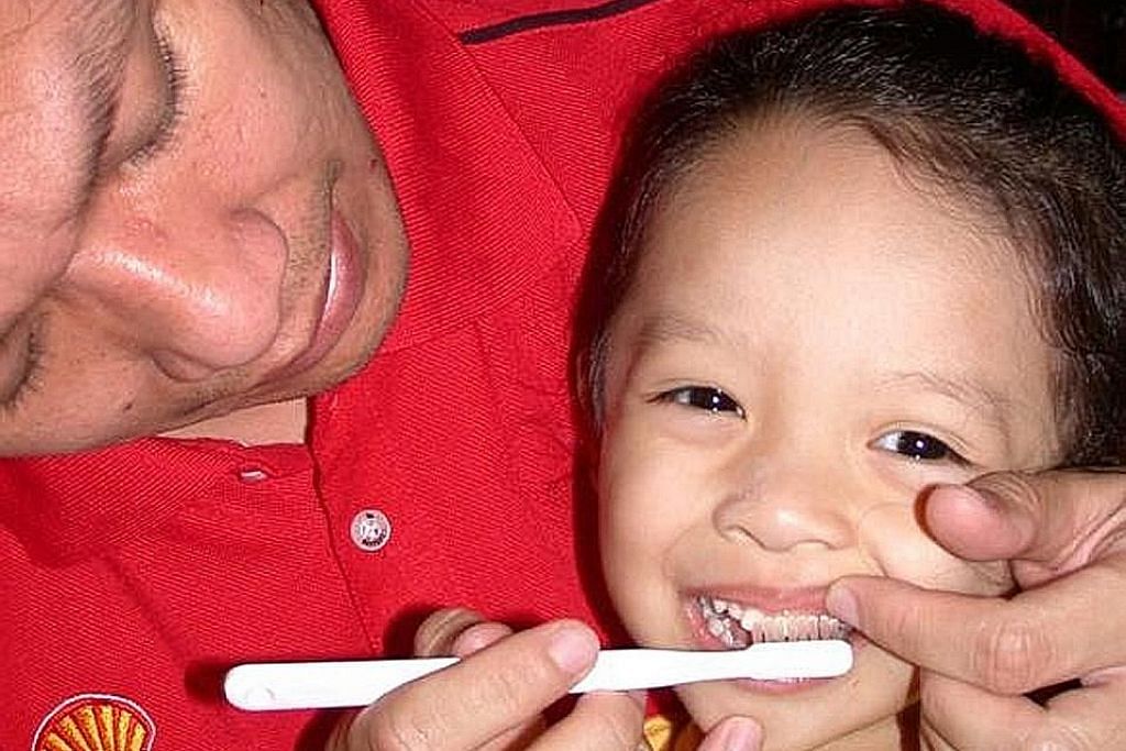 Mulakan menggosok gigi anak dari awal