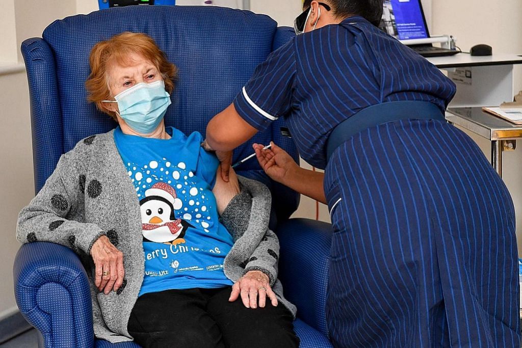 Nenek 90 tahun pertama di dunia terima vaksin