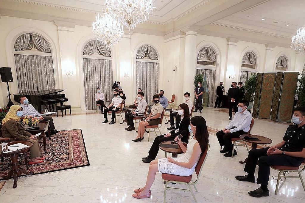 Presiden Halimah berbincang dengan penerima Biasiswa Presiden