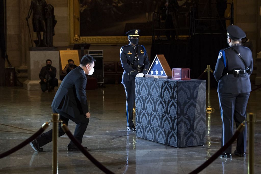 Presiden dan isteri turut beri hormat terakhir kepada pegawai polis terkorban di Capitol