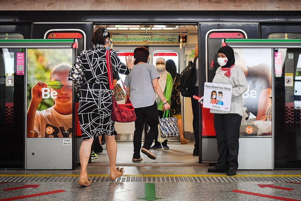 Covid-19: SMRT ingatkan penumpang usah berbual semasa naik MRT