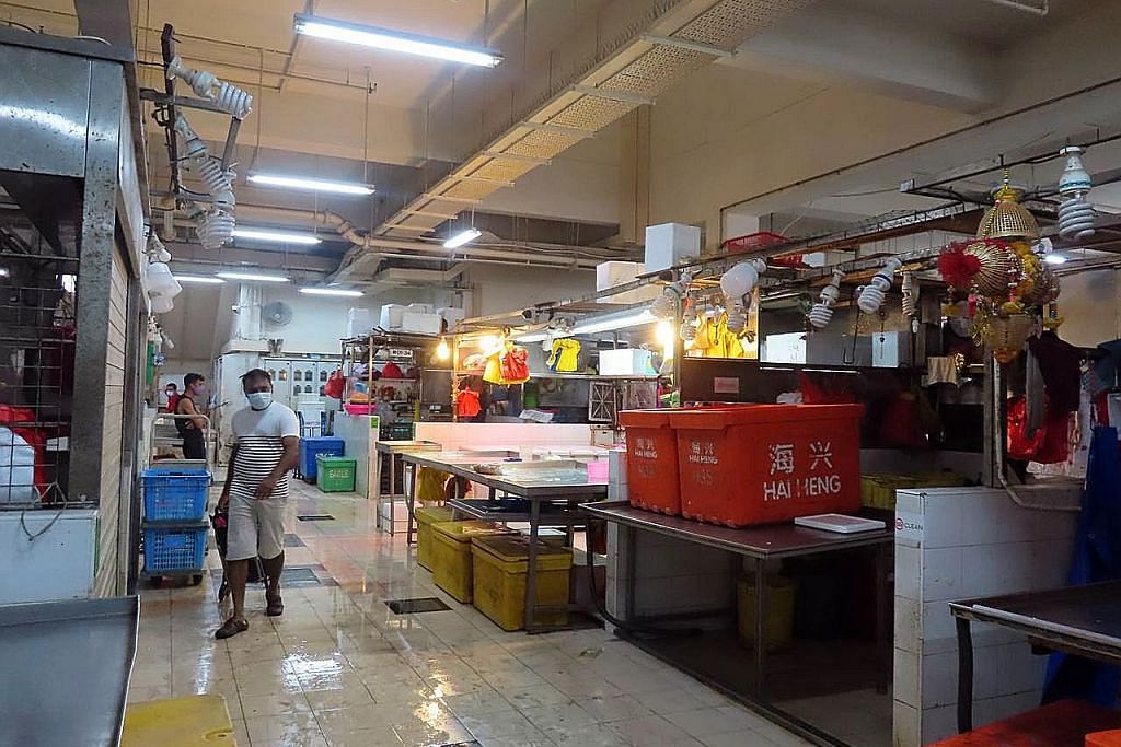 Gerai jual ikan, makanan laut di pasar diarah tutup