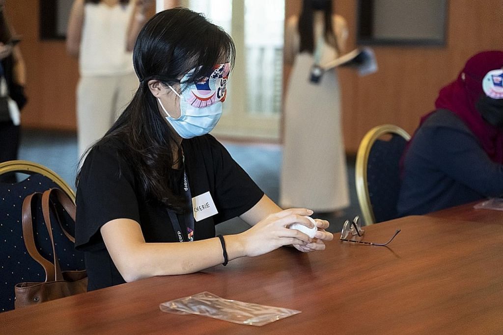 Fasilitator cacat penglihatan bantu kenali objek muzium melalui deria