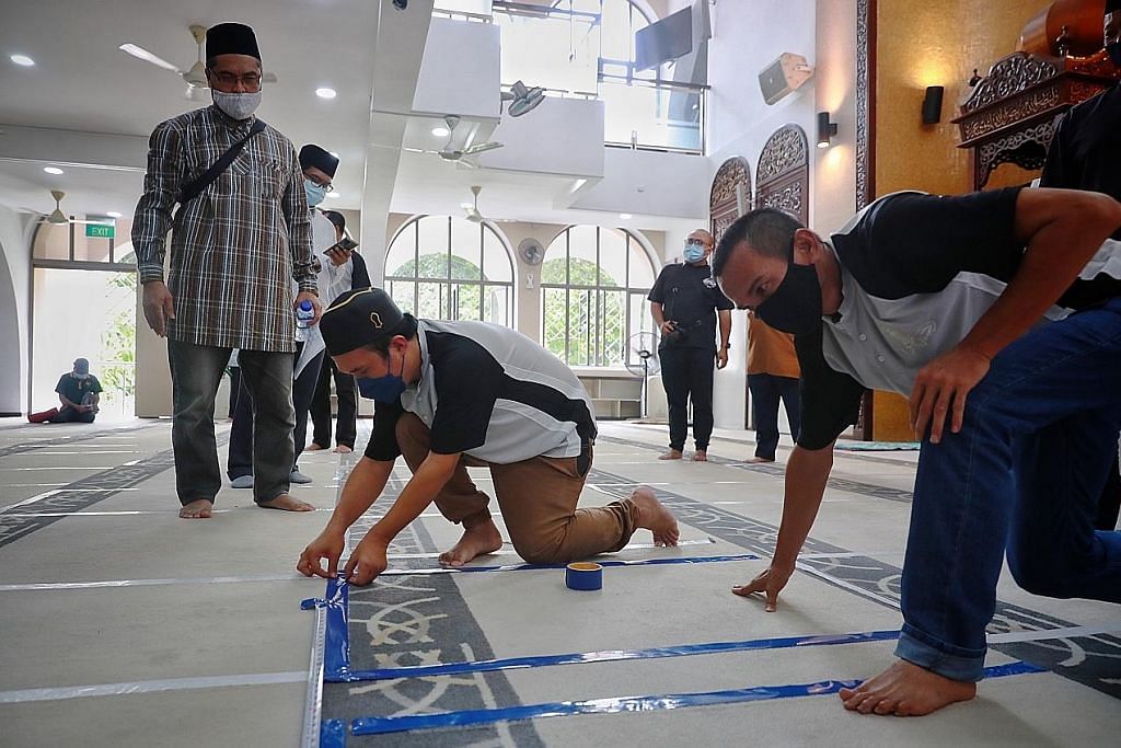 Kerja bersih masjid ditingkat sejajar ruang solat ditambah